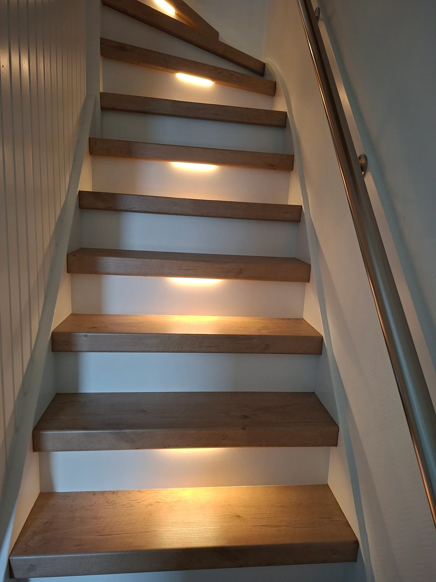 vooraanzicht van gerenoveerde trap in decor Toscana. De verlichting staat aan.
